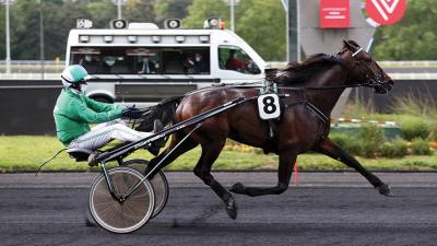 Photo HUSSARD DU LANDRET termine le meeting en beauté !  