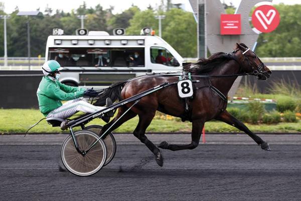 Photo HUSSARD DU LANDRET termine le meeting en beauté !  